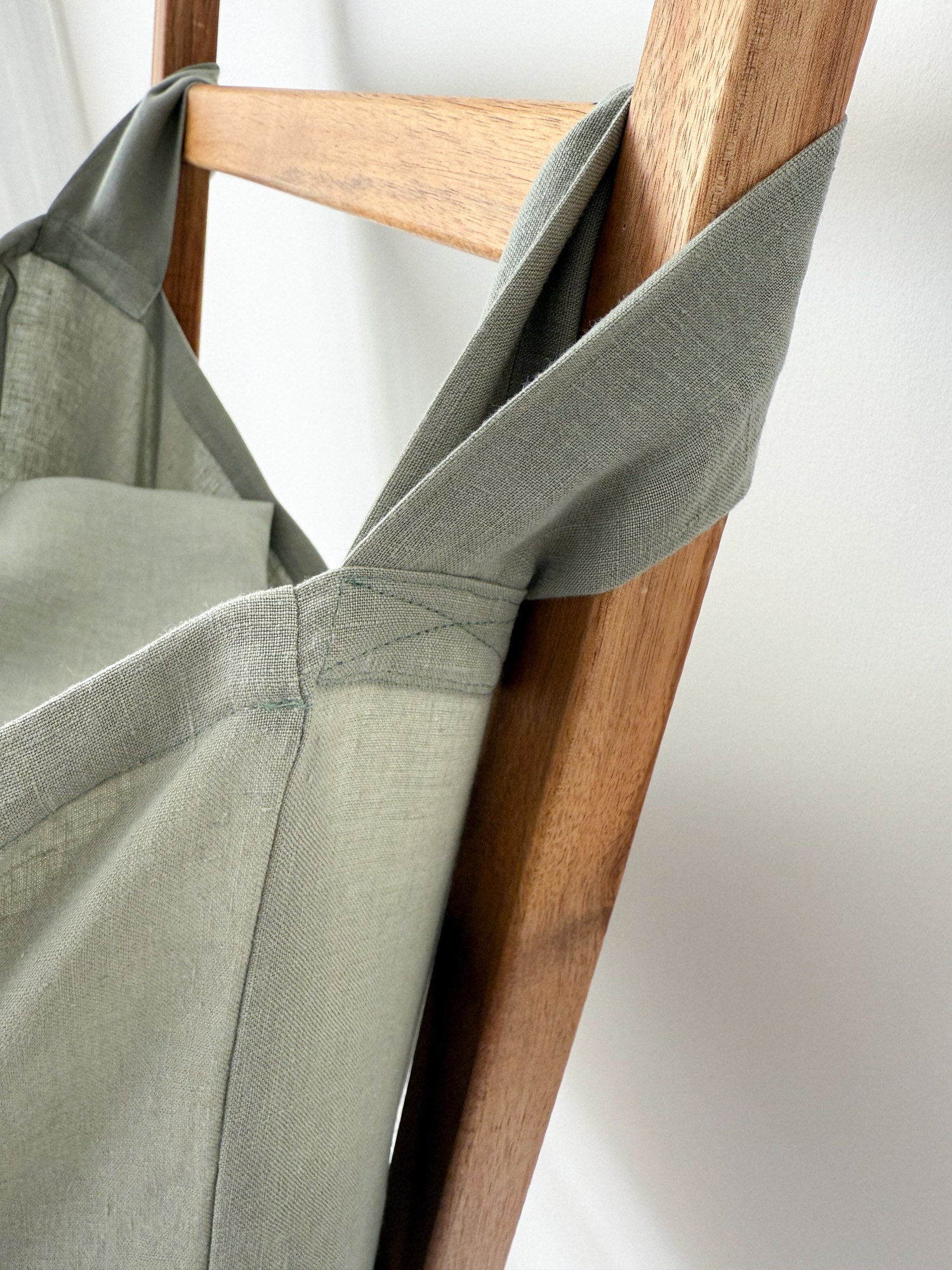 Saliegroen Linnen Waszak met Haken