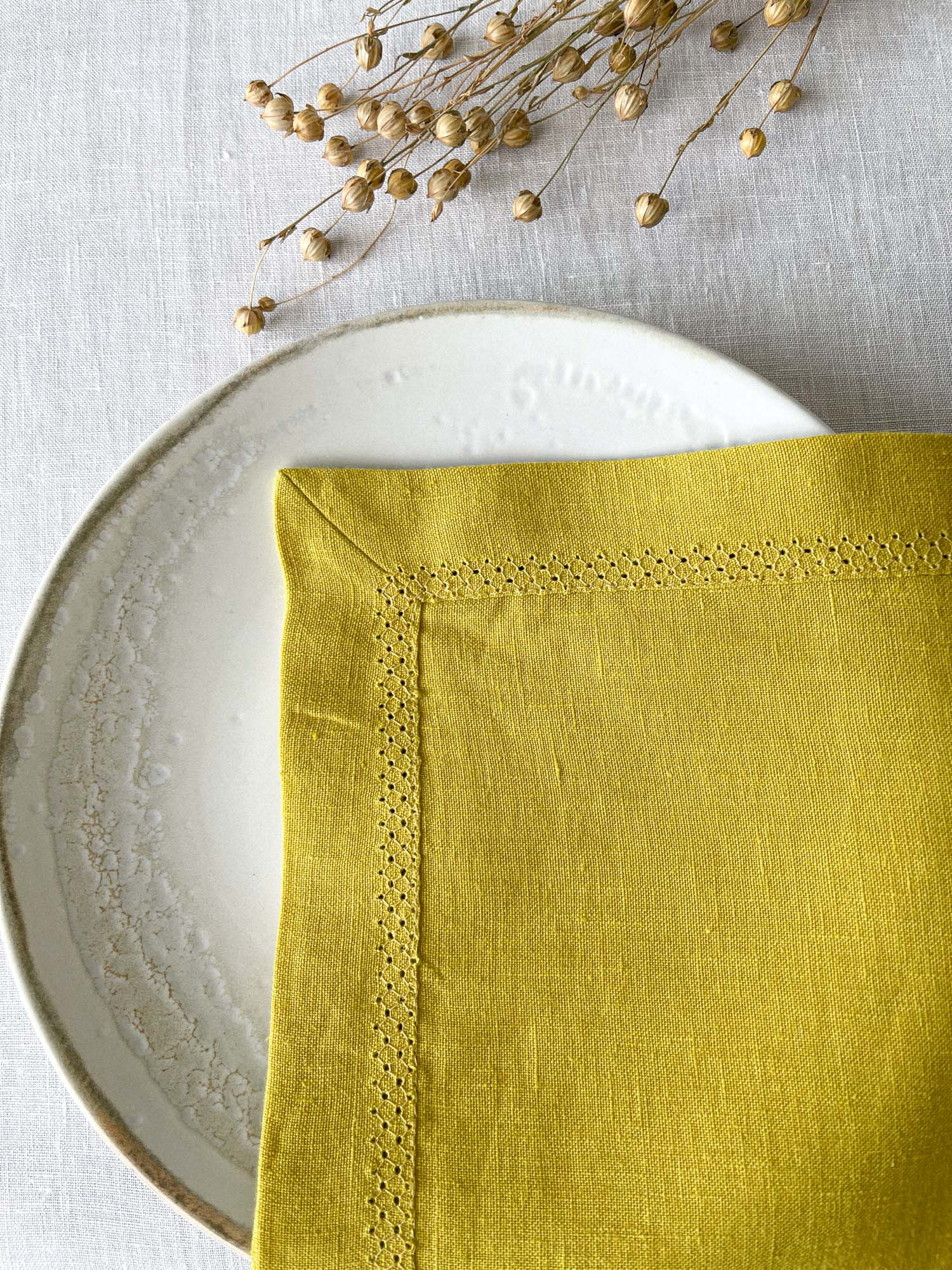 Chartreuse-gelbe Leinenserviette mit Hohlsaum und Kuvertecken - Linen Notes