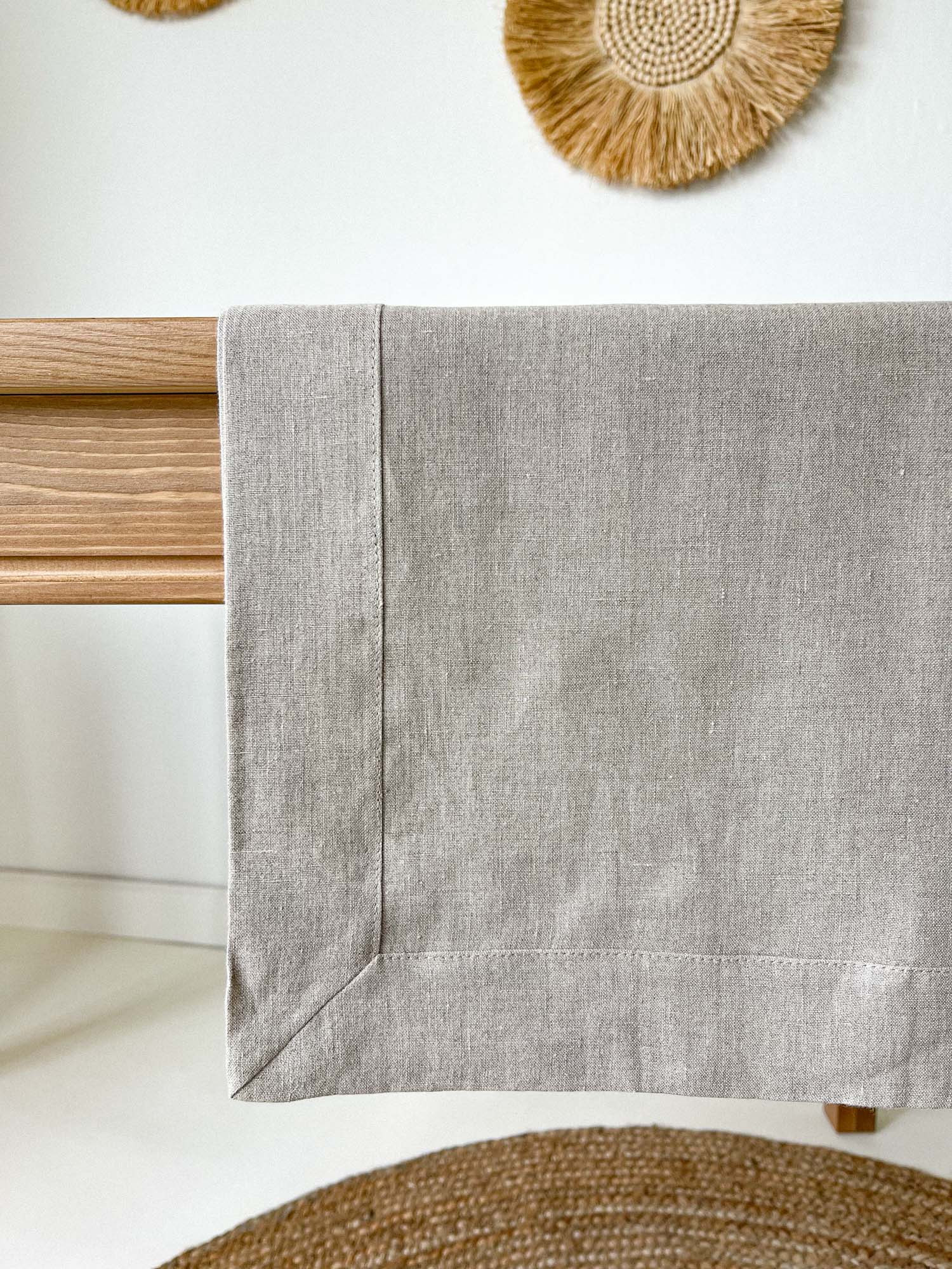 Beige Leinentischdecke mit breitem Saum und Kuvertecken - Linen Notes