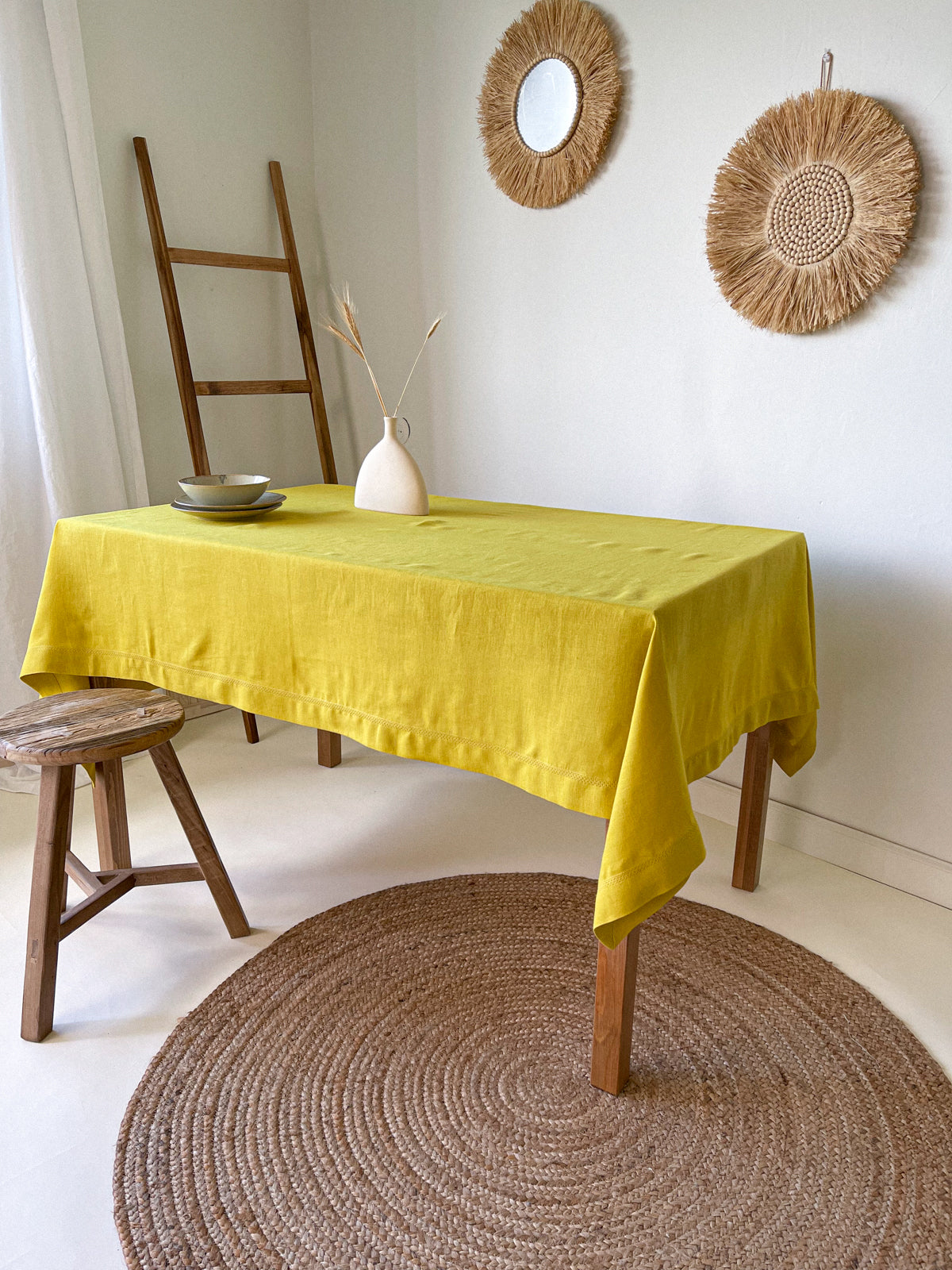 Chartreuse-gelbe Leinentischdecke mit Hohlsaum und Kuvertecken - Linen Notes