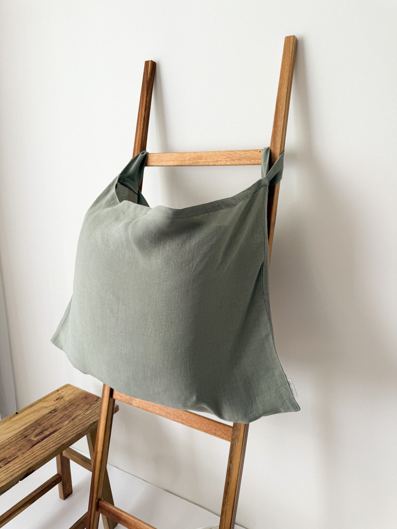 Saliegroen Linnen Waszak met Haken