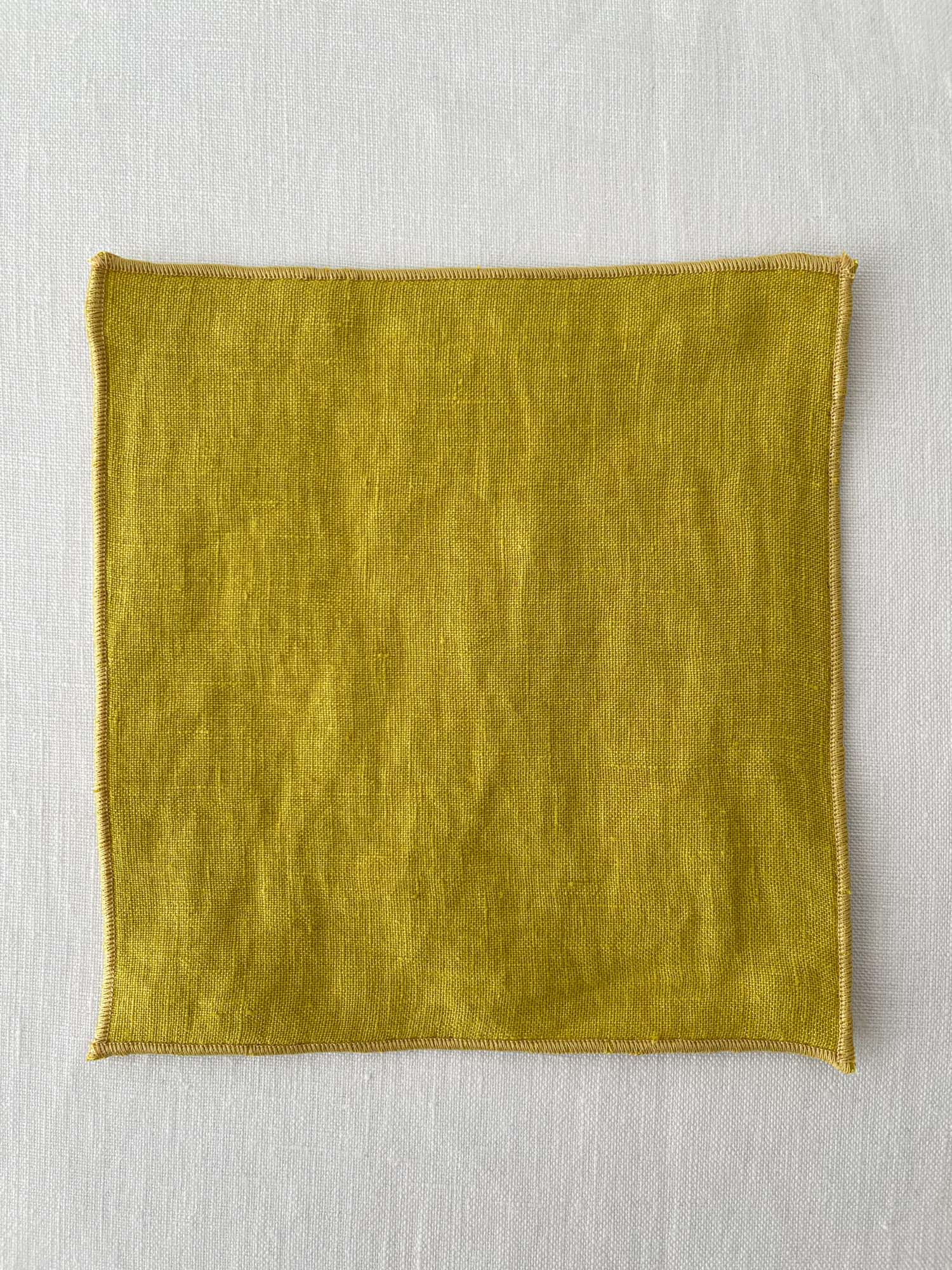 Untersetzer aus chartreuse gelbem Leinen mit Rollsaum - 4er-Set - Linen Notes