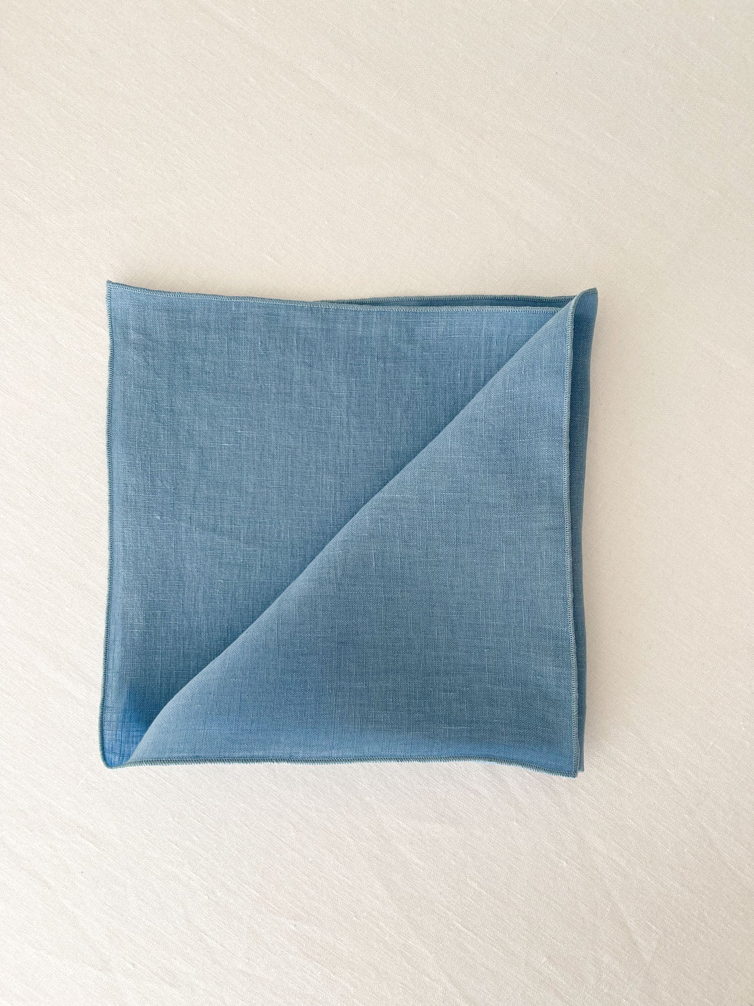 Hellblaue Leinenserviette mit Rollsaum - Linen Notes