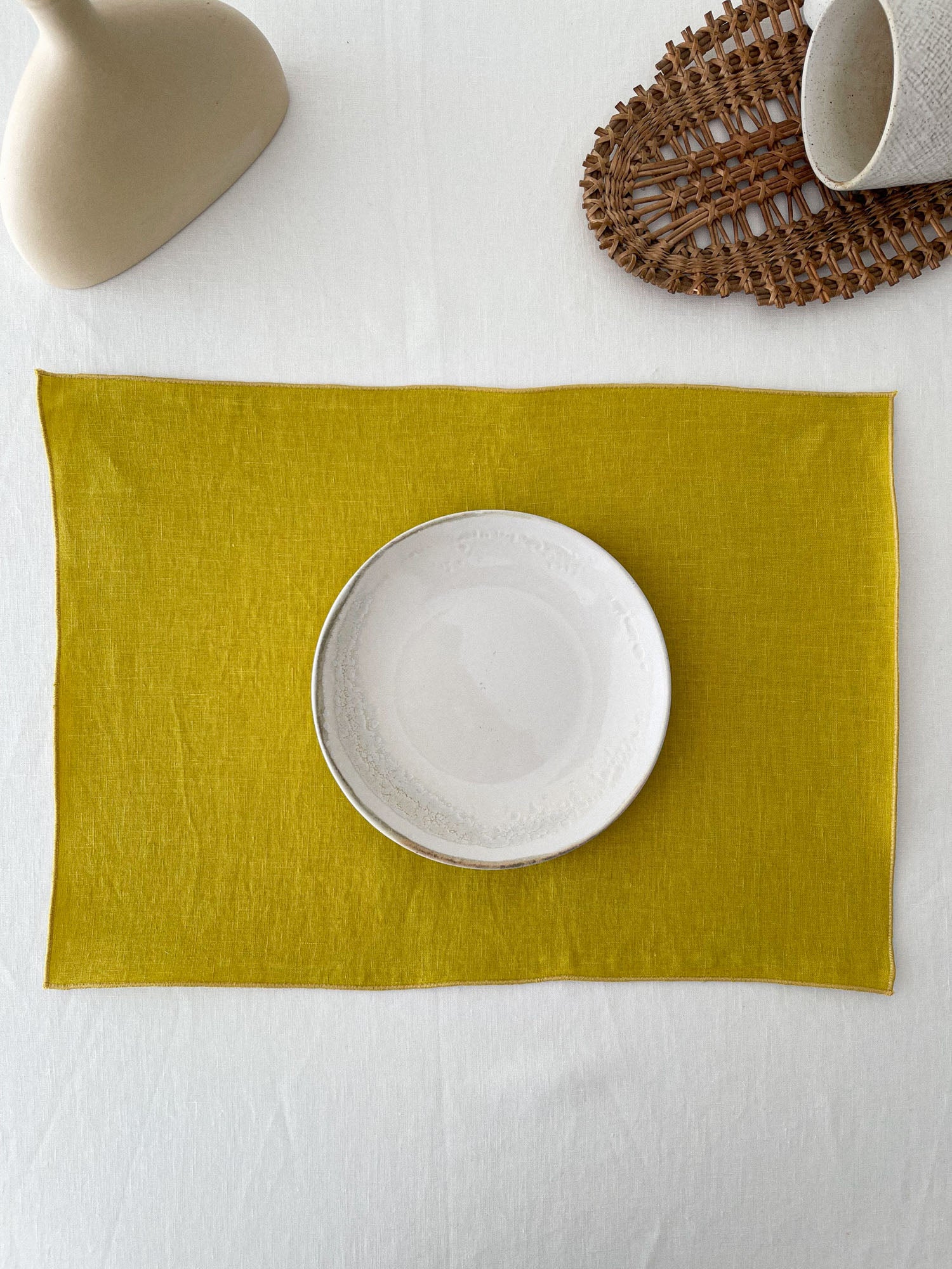 Tischset aus chartreuse gelbem Leinen mit Rollsaum - Linen Notes