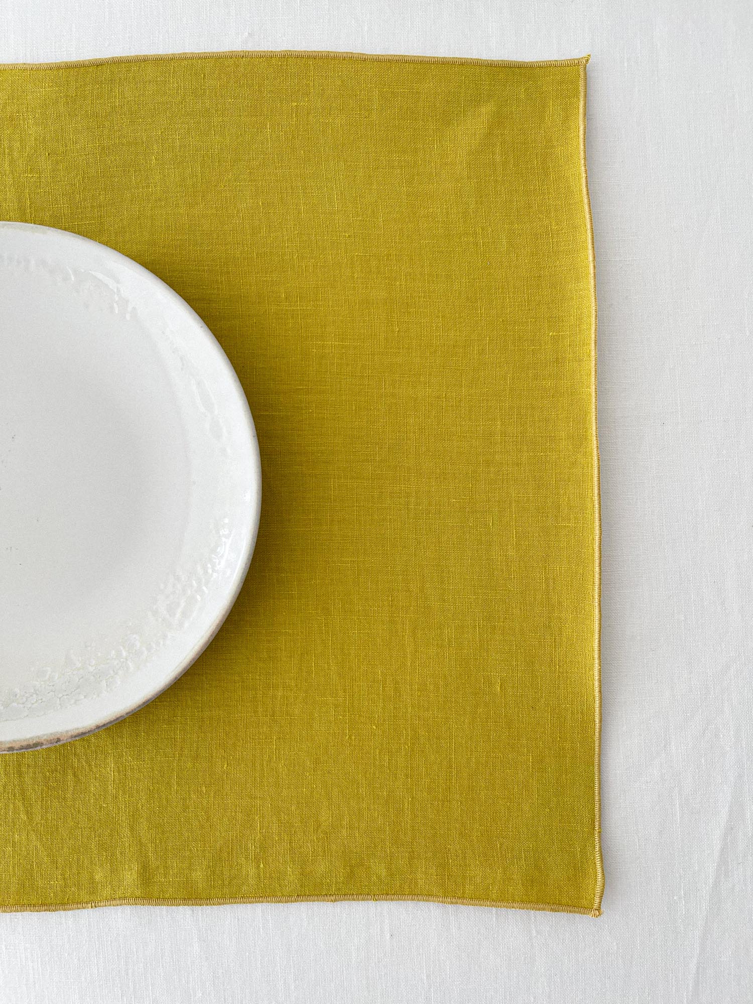 Tischset aus chartreuse gelbem Leinen mit Rollsaum - Linen Notes