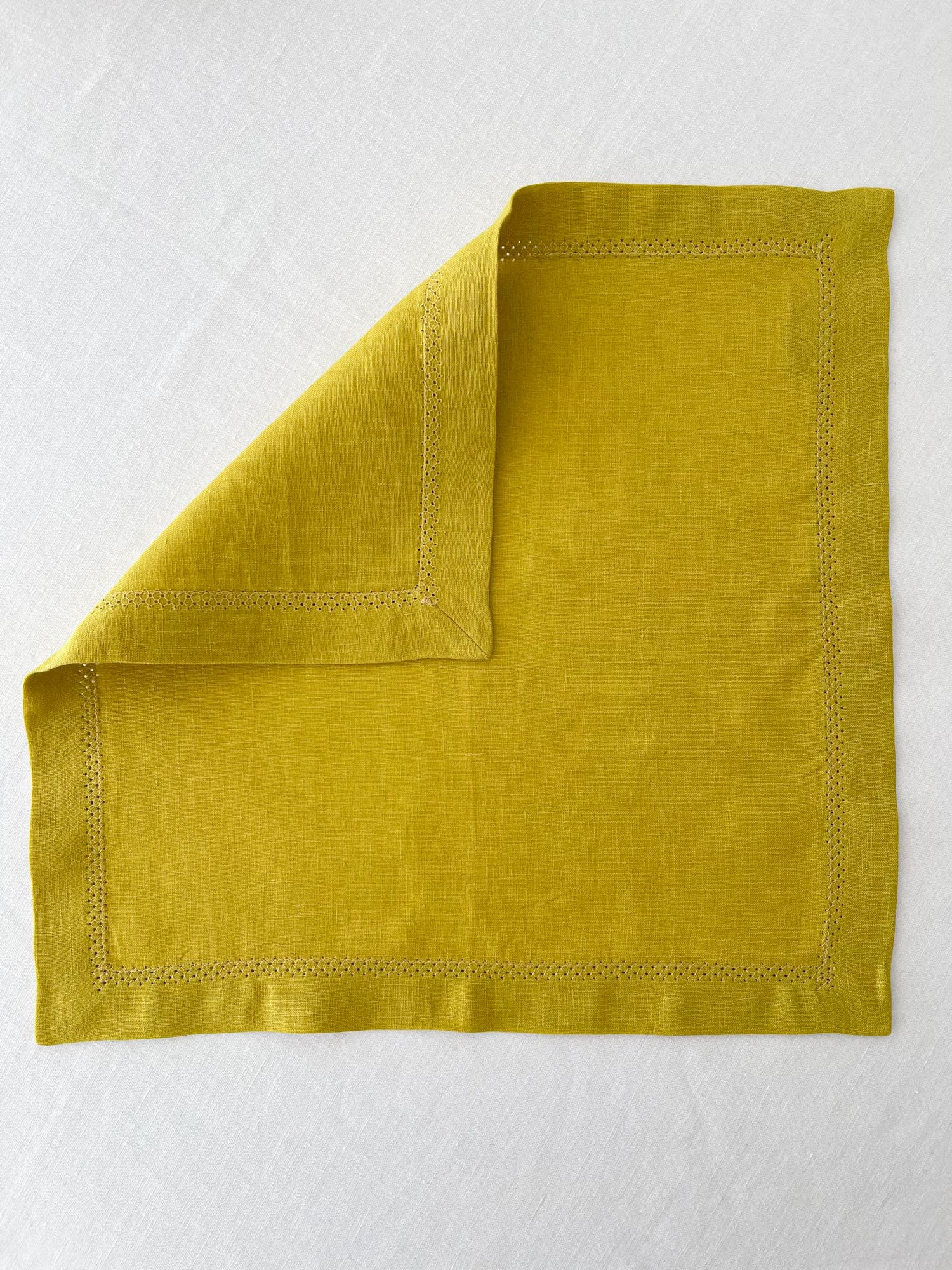 Chartreuse-gelbe Leinenserviette mit Hohlsaum und Kuvertecken - Linen Notes